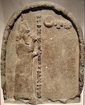 Базальтовая стела, округлая на вершине, имеет на лицевой стороне рельефные изображение вавилонского царя, восхваляющего, находящиеся перед ним божественные символы: полумесяц (бог Син), солнечный диск (бог Шамаш) и звезда (богиня Иштар). Памятник имеет высоту 58 см, ширину 46 см и толщину 25 см. Не известно, где первоначально стояла эта стела, но предполагается, что она может происходить из Вавилона, ибо там её купил в 1811 году Клавдий Джеймс Рич. В настоящее время находится в коллекции Британского Музея (ME 90837). Изображённый на стеле правитель, правда, не упоминается по имени в надписи на стеле, но сходство его изображения с изображениями Набонида, известными из других рельефов (например, с его стелы из Харрана), указывает на то, что мы видим здесь именно этого правителя. Под божественными символами первоначально находилась надпись, но она была удалена. Поверхность, на которой находилась эта надпись, была сглажена и готова для размещения на ней новой надписи, что, однако, никогда не было сделано. Несмотря на попытки удаления, надпись в некоторых местах ещё можно прочесть. В этой надписи царь описывает, как боги положили конец засухи, возблагодарив его таким образом за его добрые дела. Чтобы подчеркнуть достаток царящий в стране, царь перечисляет последовательно, как много зерна, фиников, кунжута, шерсти или вина можно было купить, заплатив сикль (8,33 г) серебра
