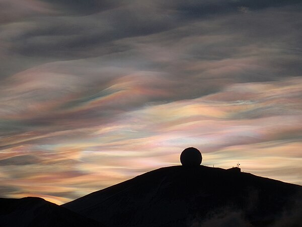 图为南极洲麦克默多站上的珠母云。