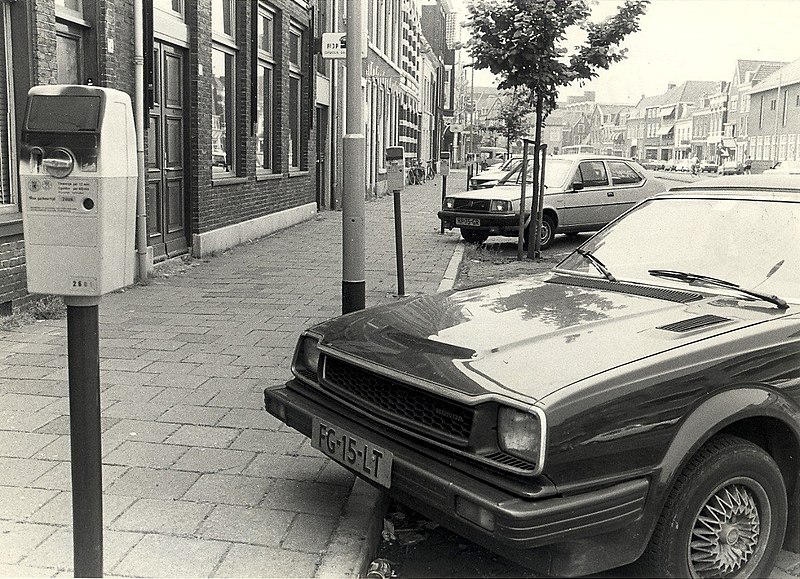 File:Nassaulaan, ziende naar het zuiden, zwart gespoten parkeermeters. Geschonken in 1986 door United Photos de Boer bv. - Gepubliceerd in het Haarlems Dagblad van 16-07-1983. Identificatienummer 54-016763.JPG