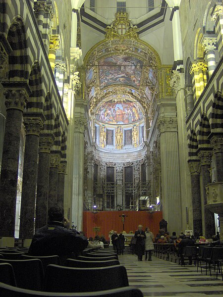 File:Nave, crossing and choir of the cathedral in Genoa (Italy) 1.jpg