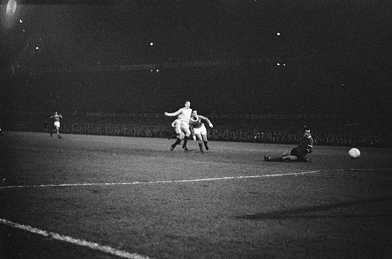 File:Nederland tegen Luxemburg 1-2. Gimmer van Luxemburg scoort. Pronk, Gimmer en Edd, Bestanddeelnr 915-6870.jpg