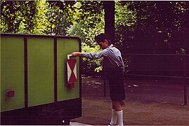 1983 Zugschaffner am "offenen Zug",Tages- Schlussscheiben am Bahnhof "Freundschaft" werden aufgesteckt