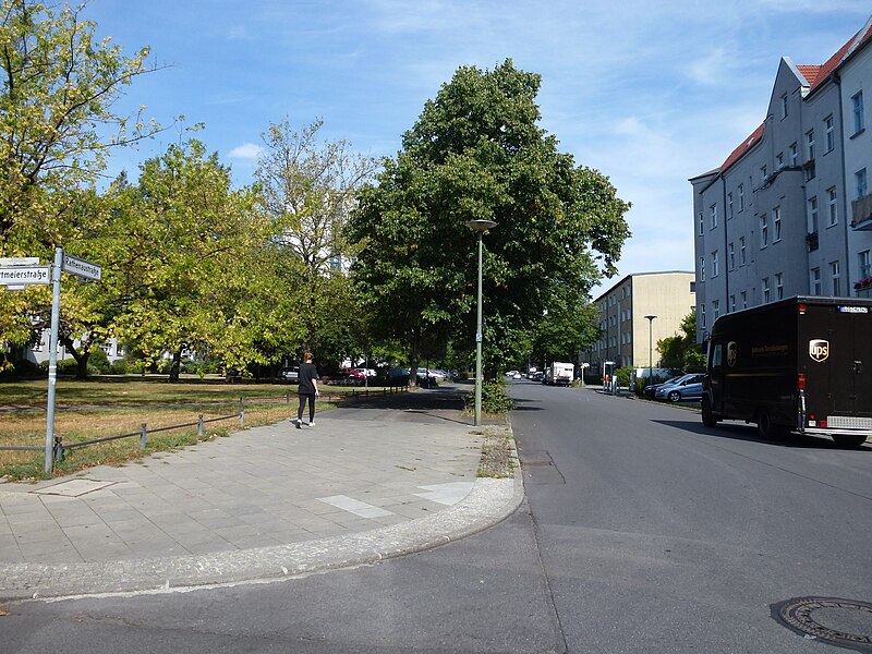 File:Oberschöneweide Rathenaustraße.jpg