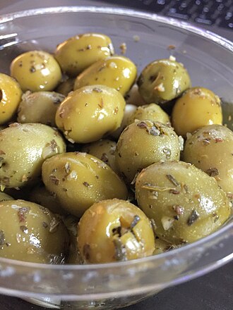 https://upload.wikimedia.org/wikipedia/commons/thumb/c/cc/Olives_in_cup.jpg/330px-Olives_in_cup.jpg