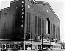 Mustavalkoinen valokuva Olympia-stadionilta ulkopuolelta katsottuna