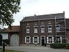 Hoeve van baksteen. Aan binnenplaats nog vakwerk