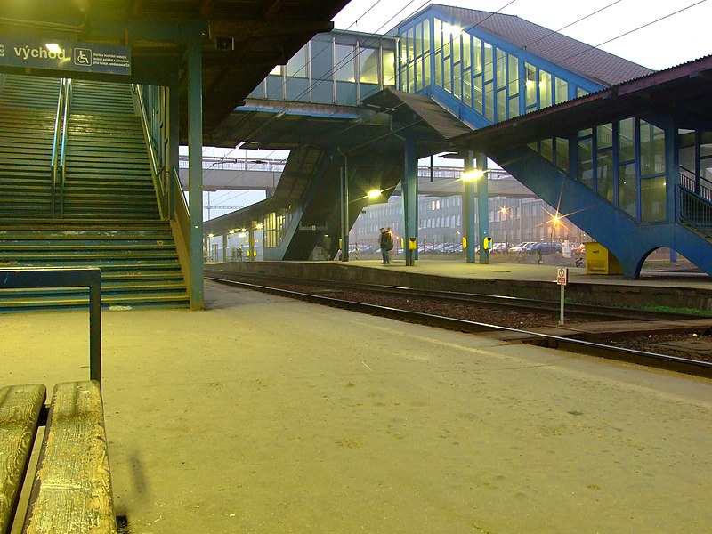 File:Ostrava, hlavní nádraží, nástupiště.JPG