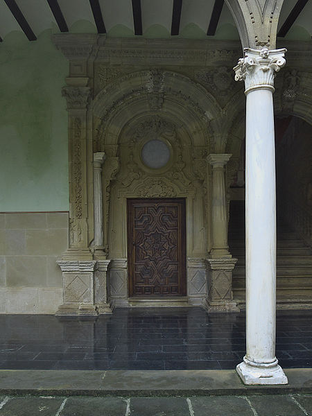 File:Palacio de Jabalquinto (Baeza). Patio, detalle.jpg