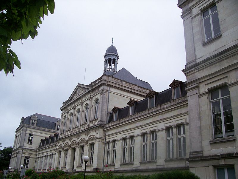 File:Palais UCO.JPG