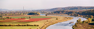 Blick von der Bosel im Spaargebirge bei Sörnewitz in Richtung Dresden und Sächsische Schweiz – links der Bildmitte die von hohen Bäumen bewachsene Gauernitzer Elbinsel