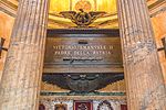 Kung Viktor Emanuel II:s grav inne i Pantheon. Undertexten betecknar honom som "landsfader".