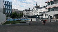 Vue à l'intérieur du square vers les bâtiments de Sainte-Croix de Neuilly.