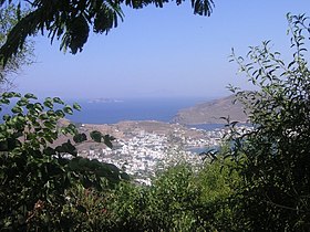 Patmos.  Adanın başkentinin dağdan görünümü