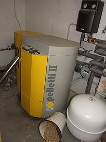 Warmwasser-Zentralheizung für Wohnhaus mit Holzpellets als Brennstoff. Der runde weiße Behälter ist das Membranausdehnungsgefäß