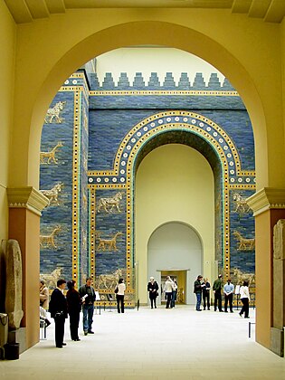 puerta de Ishtar, procedente de las murallas de Babilonia, actualmente en el Museo de Pérgamo de Berlin