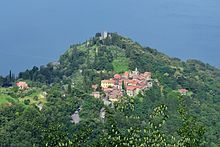 L'abitato di Perledo e sullo sfondo il castello di Vezio