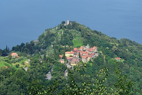 Blick von der Straße nach Esino Lario auf das Castello di Vezio