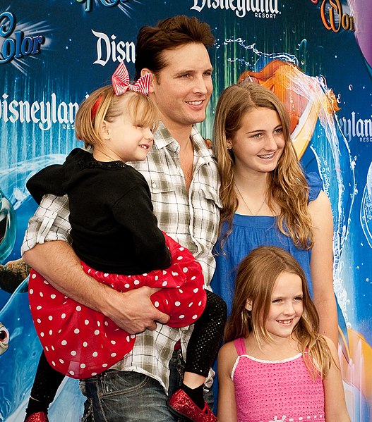 Facinelli with his daughters at the World of Color premiere at Disney California Adventure on June 10, 2010