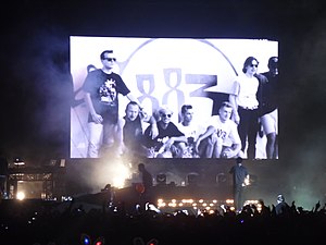 Una foto 883 proiettata durante un concerto di Max Pezzali nel 2013