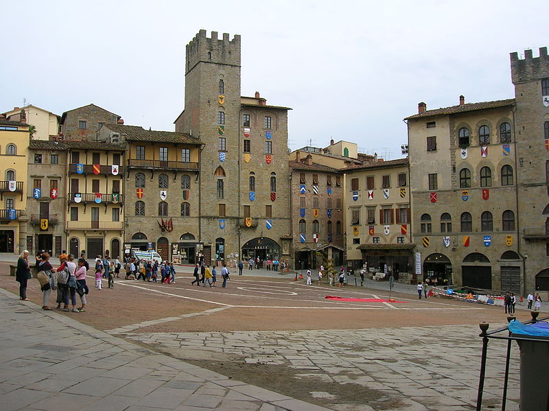 File:Piazza Grande Arezzo.JPG