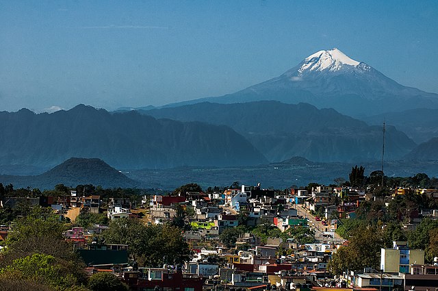 A cidade de Xalapa, com o pico de Orizaba ao fundo