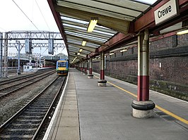 Platform_2_at_Crewe_railway_station.jpg