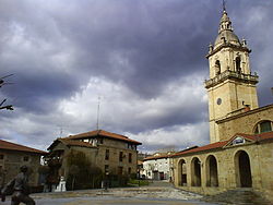 Plaza San Miguel d'Iurreta, con a suya ilesia y a Casa d'a Villa