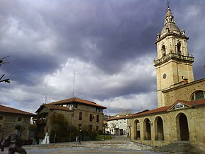 Praça e Igreja de São Miguel, com o ayuntamiento ao fundo