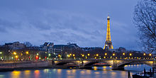 The bridge illuminated at night Pont des Invalides et Tour Eiffel - 01.jpg