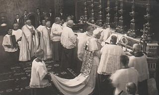 <span class="mw-page-title-main">Falda</span> Long, trailing vestment formerly worn by the Pope