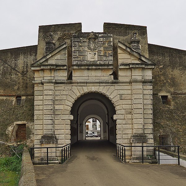 File:Puerta del Calvario. Olivenza.jpg