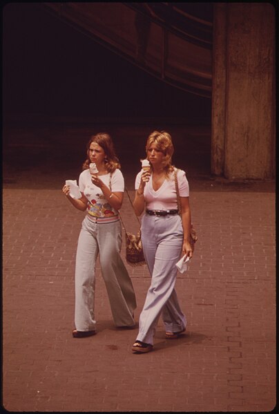 File:QUICK SNACK IN FOUNTAIN SQUARE - NARA - 553212.jpg