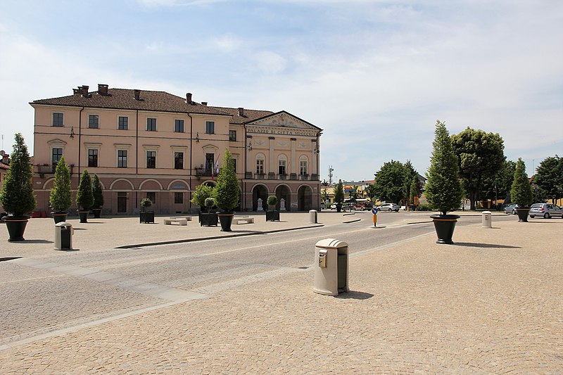 File:Racconigi, municipio (03).jpg