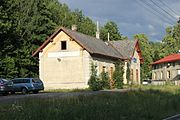 Čeština: Staniční budova v železniční zastávce Luh pod Smrkem (dům číslo popisné 300).