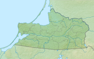 Mapa konturowa obwodu królewieckiego, blisko centrum na lewo znajduje się punkt z opisem „miejsce bitwy”