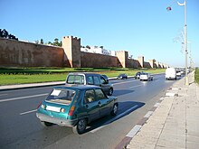Almohadische Stadtmauer am Boulevard ed Dousteur. Südliche Begrenzung des Palastbezirks – noch ohne die Straßenbahntrasse vor der Stadtmauer