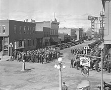 A playograph (left) in use in 1925 in Laramie, Wyoming Republican Boomerang Playograph.jpg