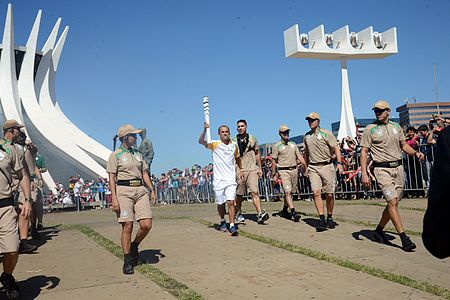 Tập_tin:Revezamento_da_Tocha_Olímpica_em_Brasília_09.jpg