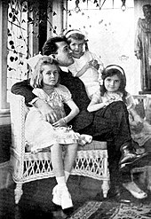 Richard Bennett with his three daughters (from left), Constance, Joan, and Barbara (1918)