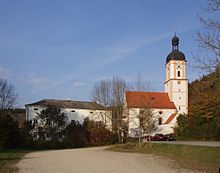 Mariä Heimsuchung in Schambach mit ehemaligem Pfarrhof