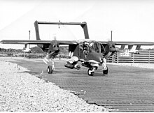 Un OV-10A Bronco de l'escadron VAL-4 de l'US Navy sur une piste provisoire au Vietnam.