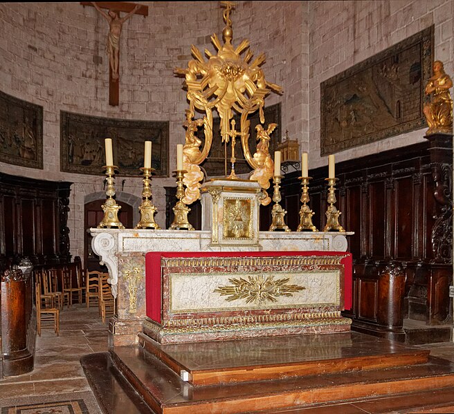 File:Rodez-Eglise Saint Amans maître-autel et son exposition-20140622.jpg