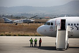 La Fuerza Aérea Rusa Sukhoi Su-24 pasa un Airbus A320 de Syrianair en Latakia.jpg