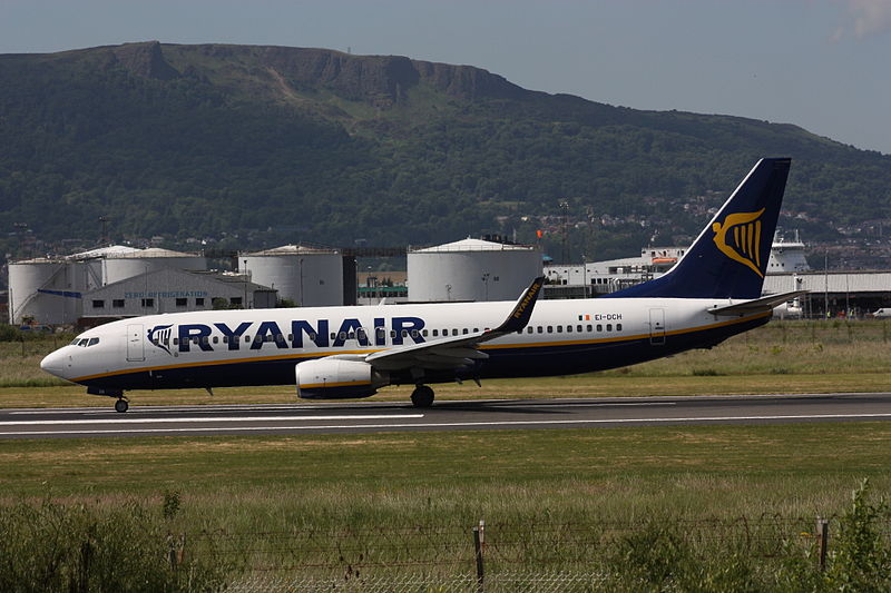 File:Ryanair (EI-DCH), Belfast, June 2010 (05).JPG