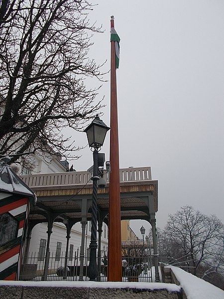 File:Sándor Palace garden, Szent György Square, 2016 Budapest.jpg