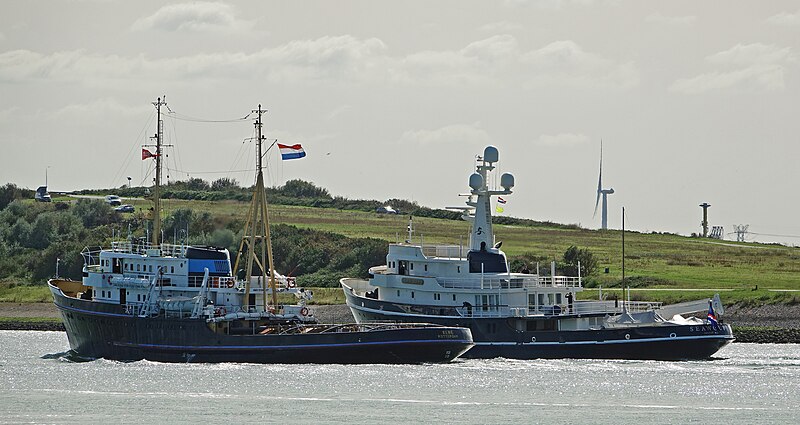 File:SEAWOLF (ex CLYDE) & ELBE (50352570841).jpg