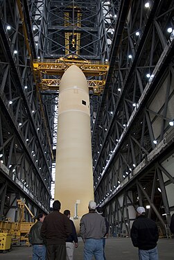 Le réservoir central de la navette spatiale est dressé verticalement dans l'aile de transfert du VAB.