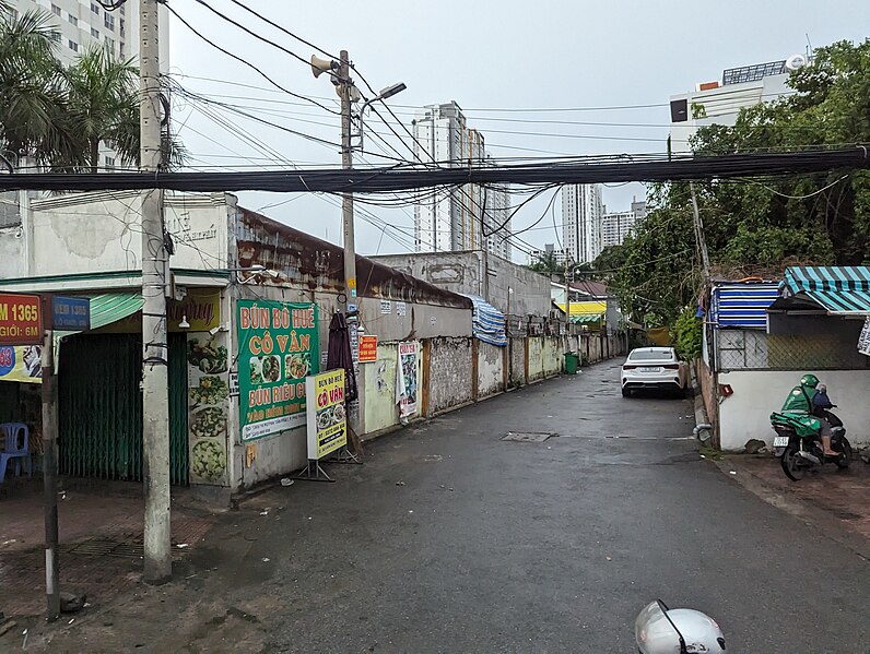 File:Saigon from bus 20.jpg