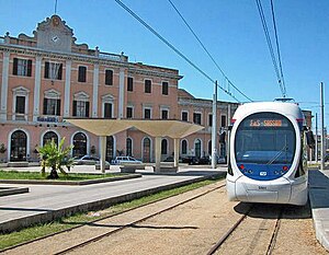 İstasyon binası ve tramvay durağının görünümü