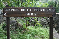 Panneau indiquant le départ du GR R2 à Saint-Denis